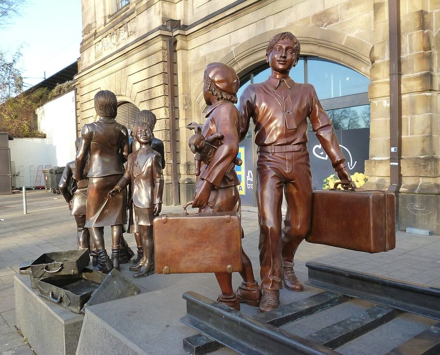 The Last Goodbye, a bronze sculpture of children with suitcases on railway tracks at Hamburg’s Dammtor station.