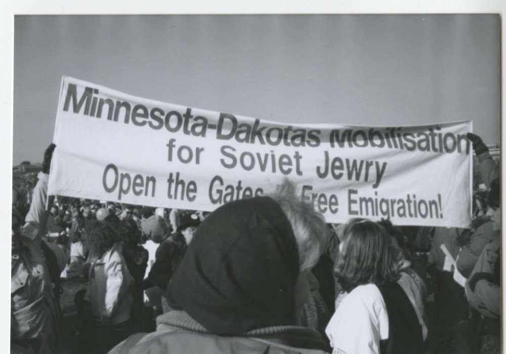 A crowd at a rally holding a large banner reading Minnesota-Dakotas Mobilisation for Soviet Jewry, Open the Gates, Free Emigration.